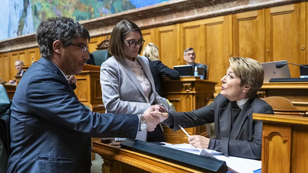 Bundespräsidentin Karin Keller-Sutter (rechts) bedankt sich am Dienstag im Nationalrat bei zwei Mitgliedern der Parlamentarischen Untersuchungskommission (PUK) zur Krise der Credit Suisse, Roger Nordmann (SP/VD, l.) und Franziska Ryser (Grüne/SG).