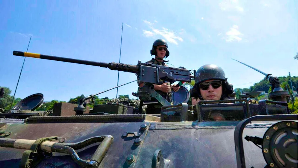 An M113 infantry fighting vehicle crashed into the River Aare in Uttigen BE on Tuesday afternoon. Three people had to be taken to hospital. (symbolic image)