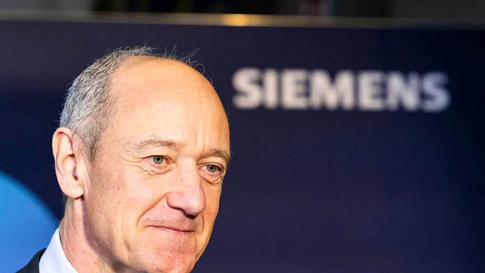 Siemens-Chef Roland Busch setzt zu Einschnitten an: Der Industriekonzern will weltweit rund 6000 Jobs abbauen. Betroffen ist vor allem die zuletzt schwächelnde Sparte Digital Industries. (Archivbild)