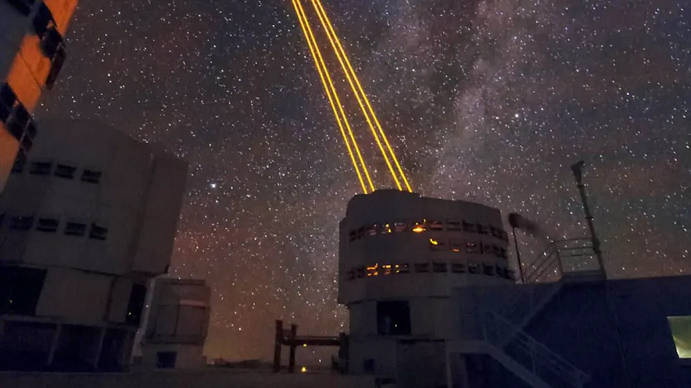 Vier Laserstrahlen der Laser Guide Stars Facility am Very Large Telescope (VLT) helfen, atmosphärische Verzerrungen auszugleichen. (Archivbild)