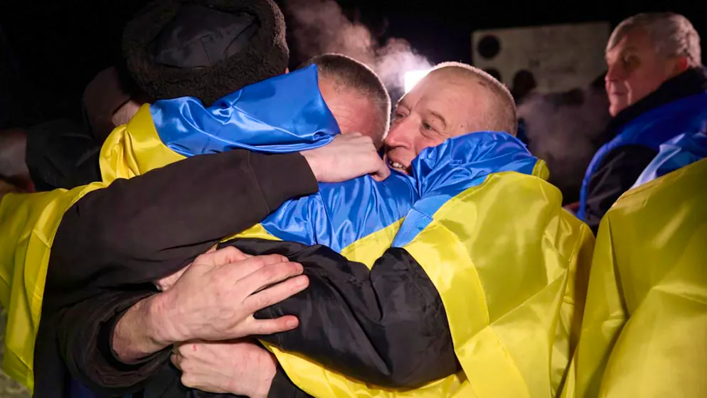 HANDOUT - Auf diesem vom Pressebüro des ukrainischen Präsidenten zur Verfügung gestellten Foto umarmen sich ukrainische Kriegsgefangene nach einem Gefangenenaustausch. (zu dpa: «Russland und die Ukraine tauschen Gefangene aus») Foto: Uncredited/AP/dpa