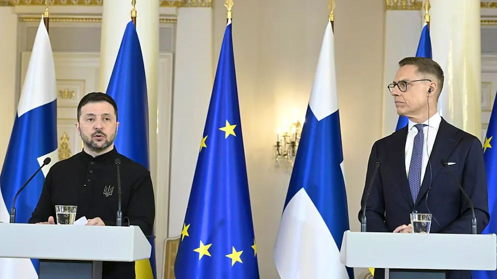 Wolodymyr Selenskyj, Präsident der Ukraine,  spricht während einer gemeinsamen Pressekonferenz mit dem finnischen Präsidenten Alexander Stubb im Präsidentenpalast. Foto: Heikki Saukkomaa/Lehtikuva/dpa