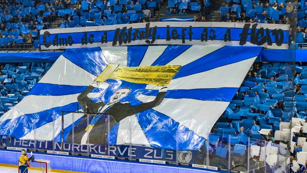Zug fans celebrate Zug coach Dan Tangnes before the third quarter-final game against Davos.