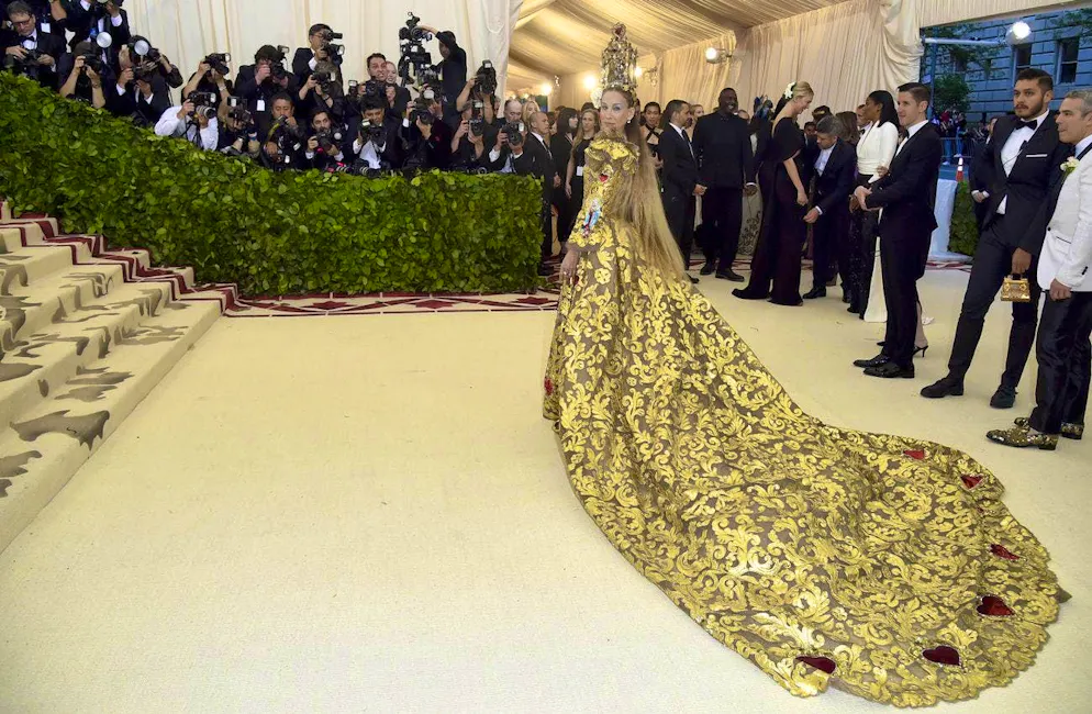 Sarah Jessica Parker - a look at her unforgettable looks. At the MET Gala 2018, entitled "Heavenly Bodies: Fashion and Catholic Imagination", Sarah Jessica Parker hit the mark: she wore a metallic brocade dress by Dolce & Gabbana with three-quarter sleeves and a long train, which was completely covered in gold embroidery and red hearts.