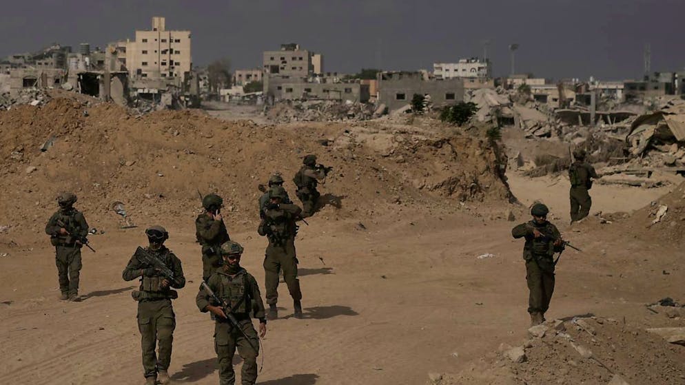 ARCHIV - Israelische Soldaten nehmen während einer Bodenoperation im südlichen Gazastreifen Stellung ein. (FOTO UNTER IDF-AUFSICHT AUFGENOMMEN UND VON DER MILITÄRISCHEN ZENSUR ÜBERPRÜFT) Foto: Leo Correa/AP/dpa