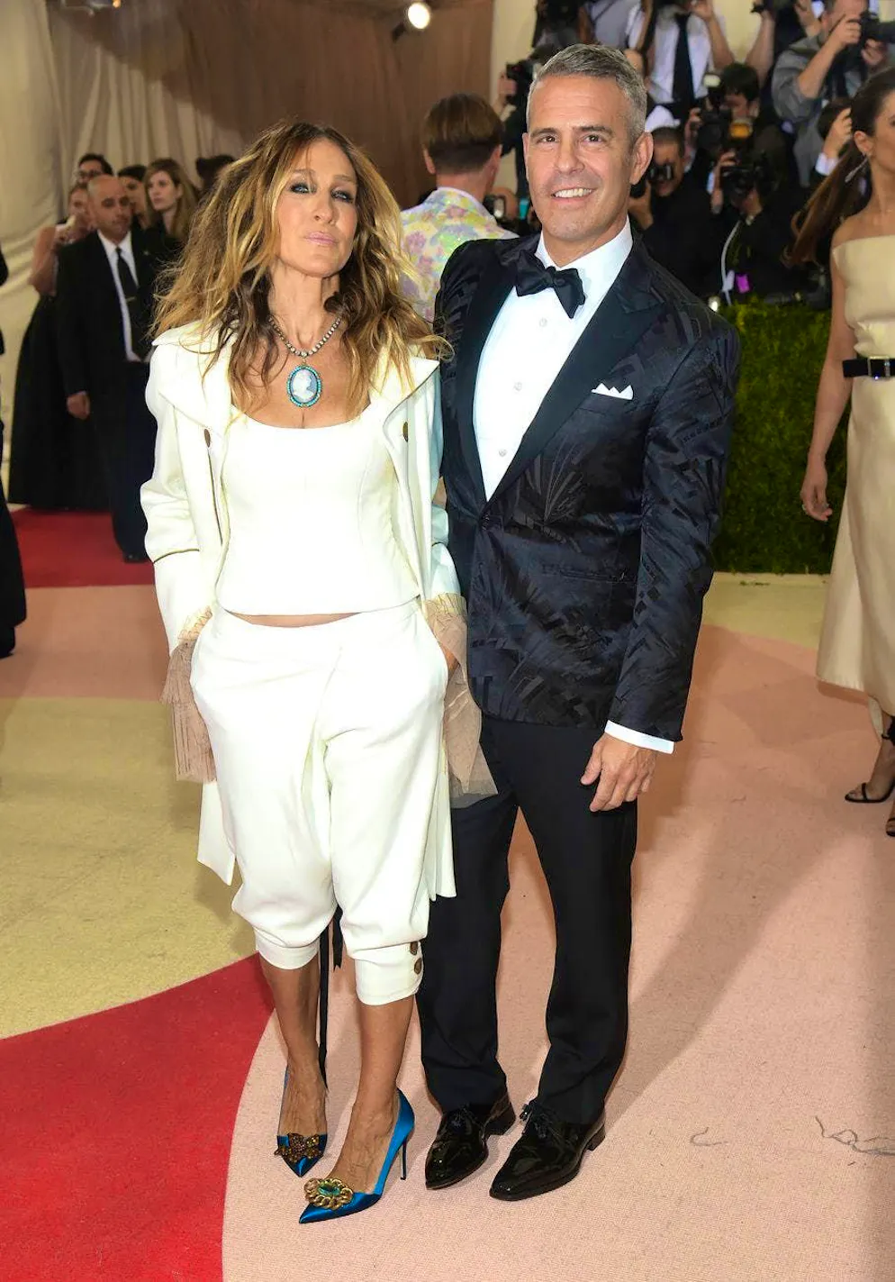 Sarah Jessica Parker - a look at her unforgettable looks. On the red carpet of the 2016 MET Gala, which was held under the motto "Manus x Machina: Fashion in an Age of Technology", Sarah Jessica Parker appeared in an outfit consisting of capri pants and a coat with romantic sleeves. A look that didn't go down well with everyone.