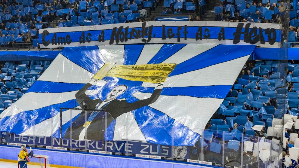 Die Zuger Fans feiern der Zuger Trainer Dan Tangnes vor dem dritten Viertelfinal-Spiel gegen Davos.