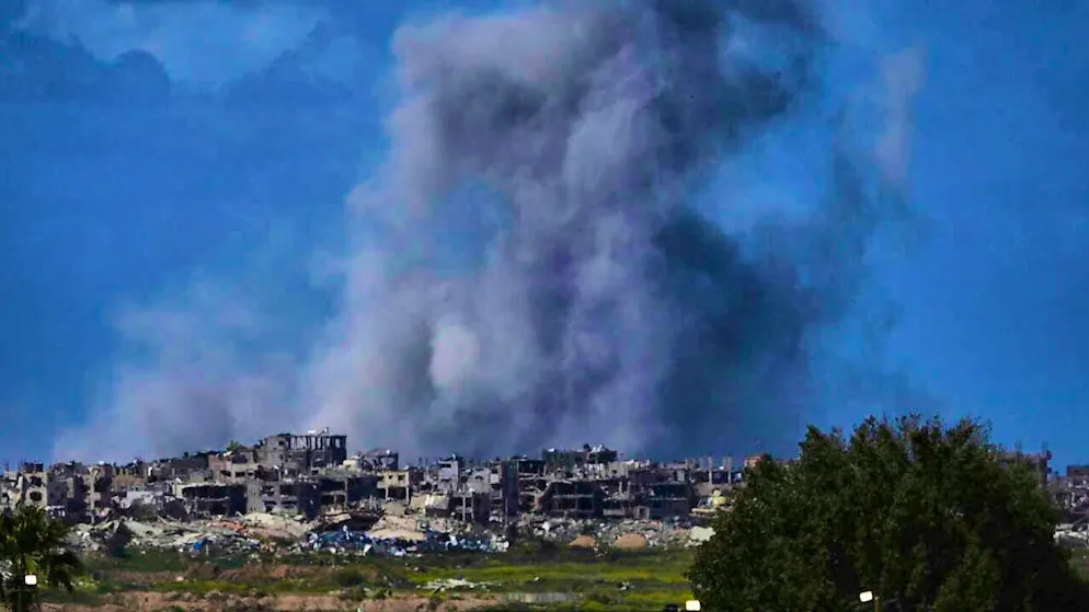 dpatopictures - Smoke rises after an Israeli bombardment in the Gaza Strip, seen from southern Israel. Photo: Ariel Schalit/AP/dpa