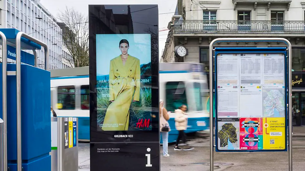 In Zürich könnte es bald keine H&M-Werbung am Paradeplatz mehr geben. Das Stadtparlament hat am Mittwoch einen Vorstoss für ein Werbeverbot im öffentlichen Raum gutgeheissen. (Archivbild)