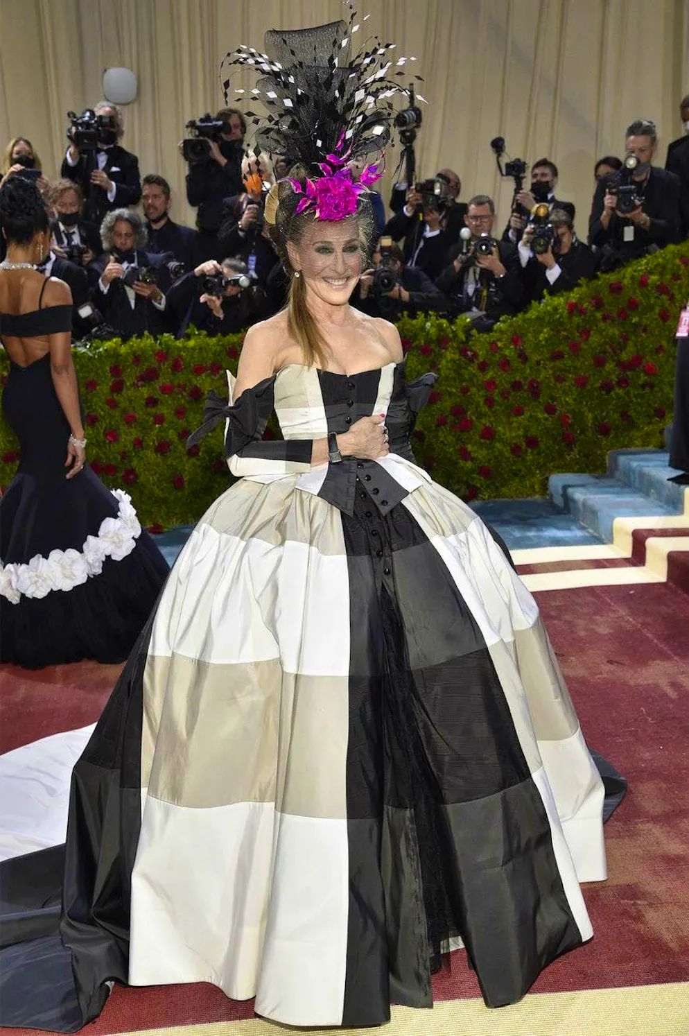 Sarah Jessica Parker - a look at her unforgettable looks. At the same event in 2022, Sarah Jessica Parker drew inspiration from American history and opted for a dress reminiscent of the work of Elizabeth Hobbs Keckley, Mary Todd Lincoln's dressmaker.