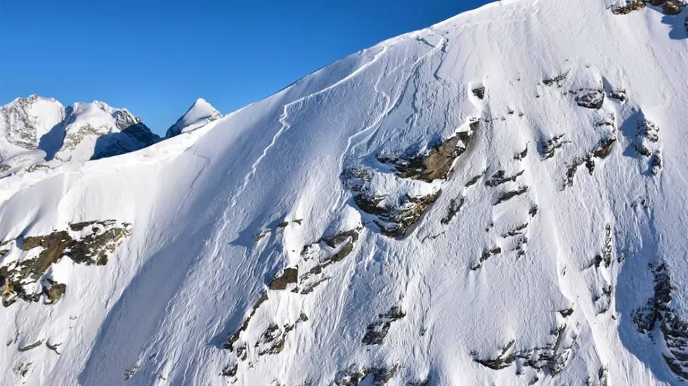 Der Freerider fiel am Piz Corvatsch abseits der Piste 300 Meter über einen Felsen in die Tiefe.