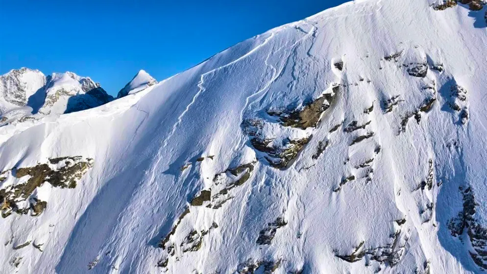 The freerider fell 300 meters over a rock on Piz Corvatsch off-piste.