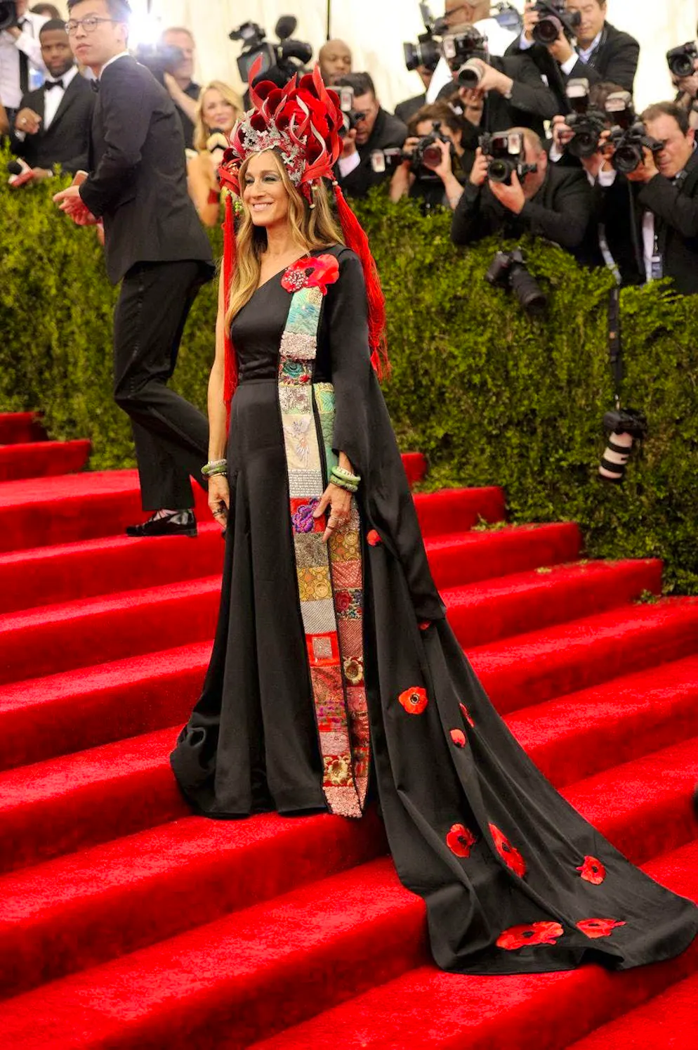 Sarah Jessica Parker - a look at her unforgettable looks. Sarah Jessica Parker walked the red carpet at the 2015 MET Gala, whose theme was "China: Through The Looking Glass", in an Asian-inspired dress and with a "flame" hat by Philip Treacy.