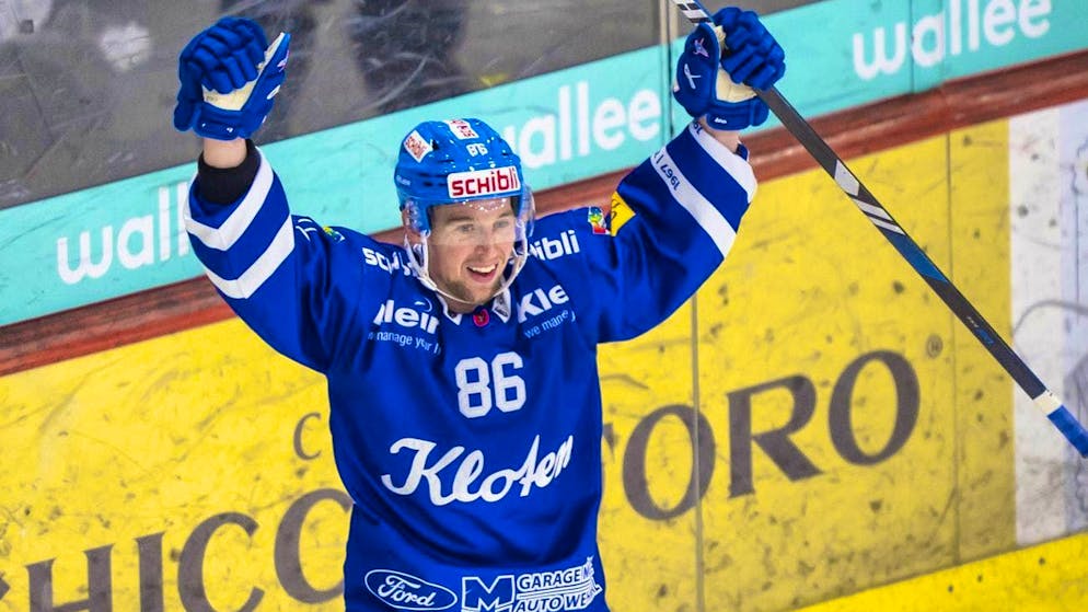 Tyler Morley (EHCK) celebrates the goal for 1:0 in the fourth playoff duel against ZSC.