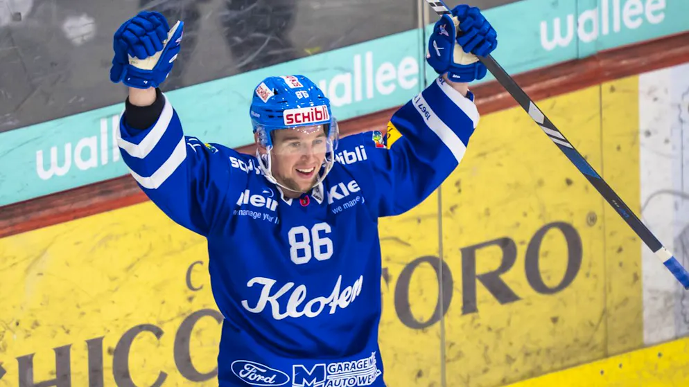 Tyler Morley (EHCK) bejubelt den Treffer zum 1:0 im vierten Playoff-Duell gegen den ZSC.