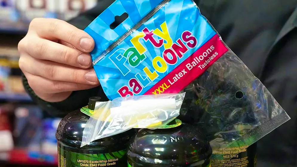 In a car accident with one death and several injuries in 2021, the driver is alleged to have consumed nitrous oxide at the wheel. (symbolic image)