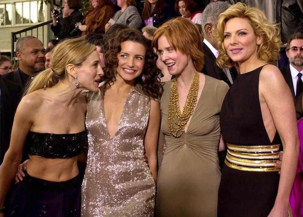 Sarah Jessica Parker - a look at her unforgettable looks. The actresses in a scene from "Sex and the City" in 2001: Carrie Bradshaw creates a Y2K look thanks to her bandeau top.