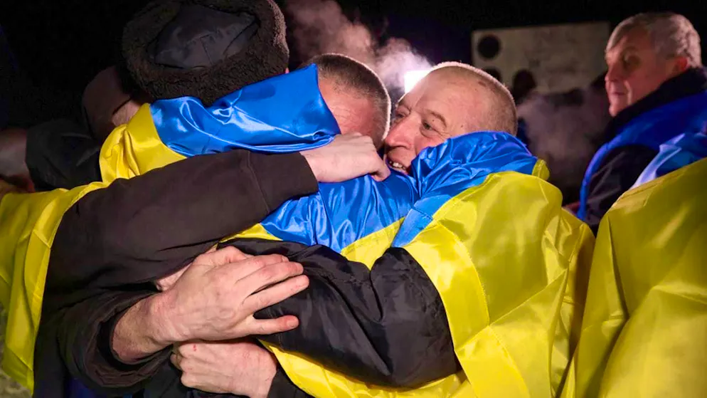 HANDOUT - In this photo provided by the Ukrainian president's press office, Ukrainian prisoners of war embrace after a prisoner exchange. (to dpa: "Russia and Ukraine exchange prisoners") Photo: Uncredited/AP/dpa
