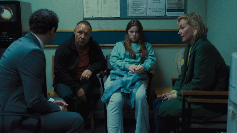 Die vierteilige Serie «Adolescence» spielt über 13 Monate und wurde ohne ersichtliche Schnitte gedreht, was die Dramatik noch verstärkt.