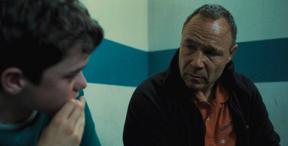 Teeanger Jamie im Gespräch mit seinem Vater.