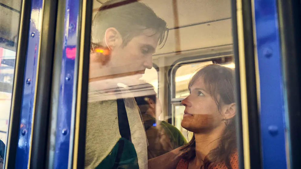 «Tatort» im Check: Gibt es die Schwarzwald-Seilbahn aus dem «Tatort» wirklich?. Sven (Benjamin Lillie) versucht, die schwangere Nina (Pina Bergemann) in der Gondel zu beruhigen.