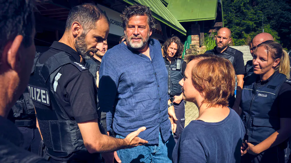 «Tatort» im Check: Gibt es die Schwarzwald-Seilbahn aus dem «Tatort» wirklich?. Der Einsatzleiter (Hadi Khanjanpour, links) teilt die Teams für die Fahndung ein. Auch Friedemann Berg (Hans-Jochen Wagner) und Franziska Tobler (Eva Löbau) beteiligen sich an der Suche nach dem flüchtigen Paar im Wald.