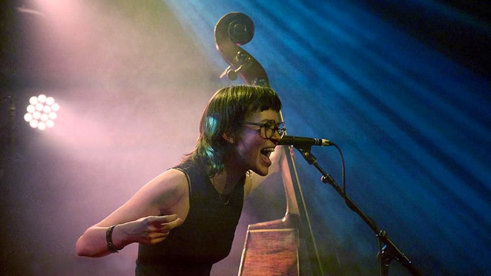 Gleich zwei Musikerinnen veröffentlichen ihren ersten Roman - Gallery. Die Kontrabassistin Lia Maria Neff hat sich bis anhin mit ihrer Band ''Caspar von Nebenan'' und als Singersongwriterin unter dem Namen ''Follia'' einen Namen gemacht. Wie jüngst ihre Kollegin Sophie Hunger veröffentlicht auch sie ihr Romandebüt. ''Ein bisschen für immer'' heisst das Buch.