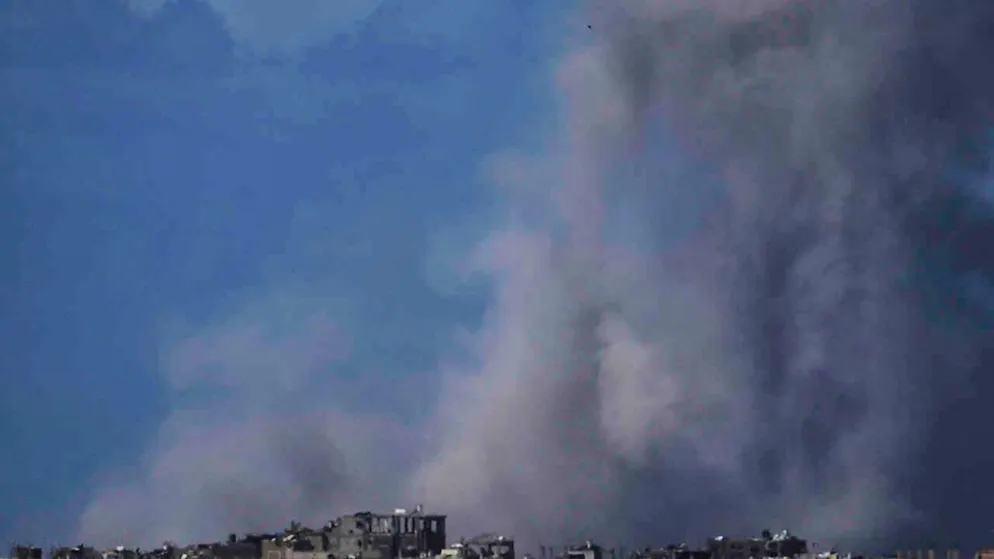Rauch steigt nach einer israelischen Bombardierung im Gazastreifen auf, vom Süden Israels aus gesehen. Foto: Ariel Schalit/AP/dpa
