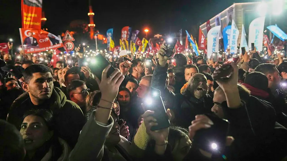 dpatopbilder - Menschen versammeln sich vor dem Rathaus, um gegen die Verhaftung des Istanbuler Bürgermeisters Imamoglu zu protestieren. Foto: Francisco Seco/AP/dpa