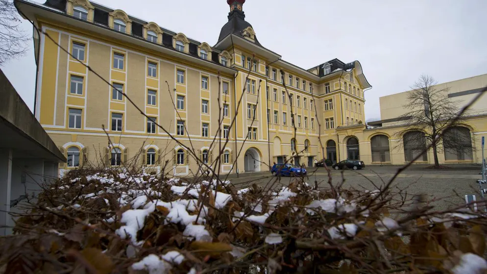 Schwyz man (53) sentenced. Father suffers from dementia - son takes 400,000 francs from parents