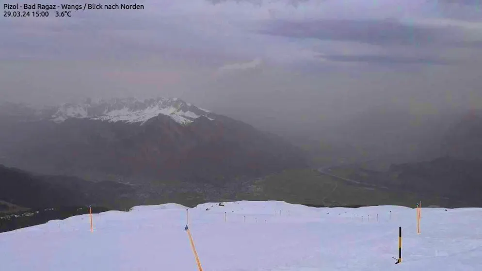 Higher concentrations of Saharan dust expected on Friday - Gallery. Saharan dust clouds the air and turns it yellowish at high concentrations: view from Pizol on March 29, 2024.