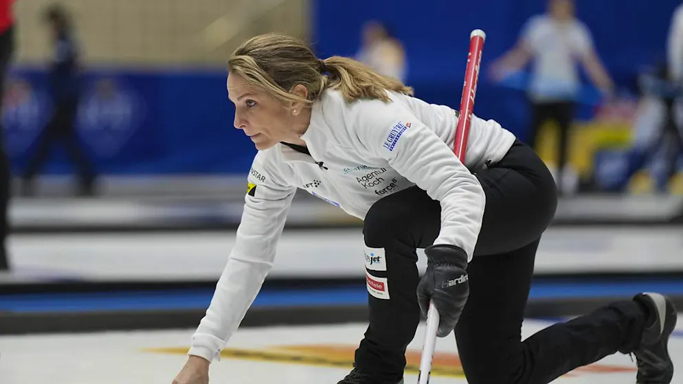 Die Schweizerinnen mit Skip Silvana Tirinzoni (Bild) müssen sich nach acht Siegen zum ersten Mal geschlagen geben.