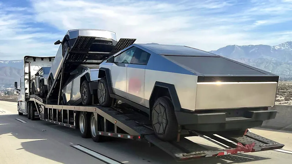 Der Autobauer Tesla muss in den USA Cybertrucks zurückrufen. Grund sind lockere Zierleisten, die etwa am Rand der Frontschreibe oder über den Türen angebracht sind.(Archivbild)