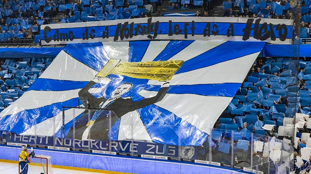 Die Fans des EV Zug lassen den Ende Saison scheidenden Headcoach Dan Tangnes hochleben.