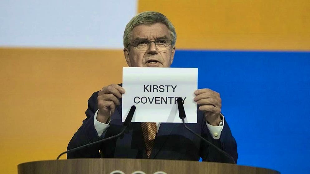 Outgoing IOC President Thomas Bach announces his successor.