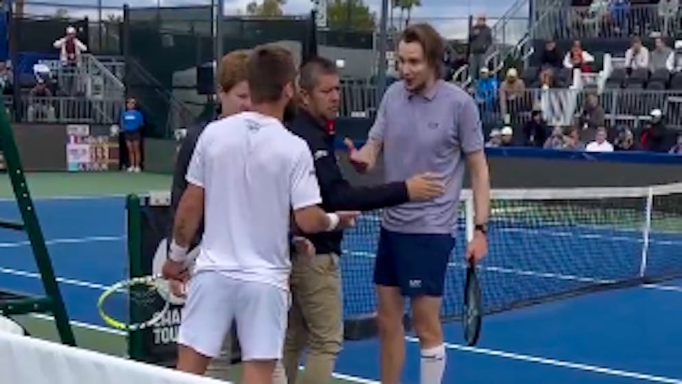 Alexander Bublik und Corentin Moutet beim verbalen Austausch.