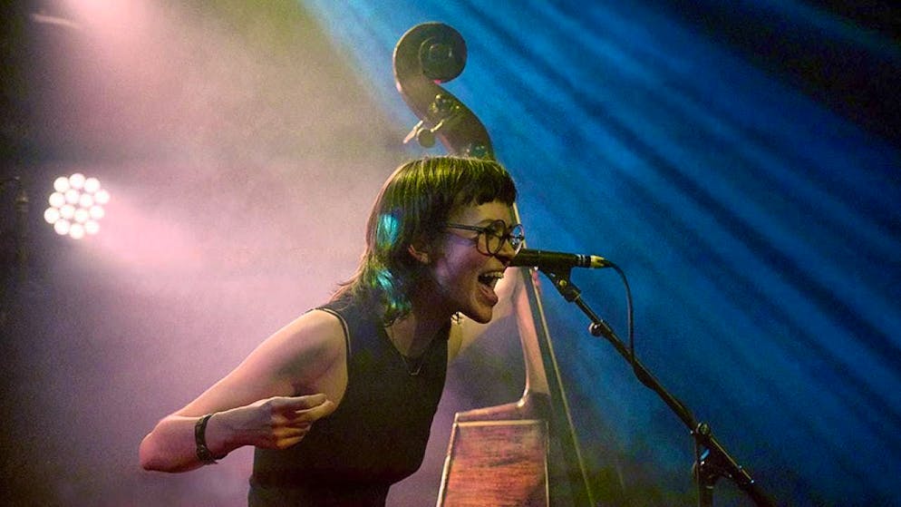 Two musicians publish their first novel - Gallery. The double bass player Lia Maria Neff has made a name for herself with her band ''Caspar von Nebenan'' and as a singer-songwriter under the name ''Follia''. Like her colleague Sophie Hunger recently, she is also publishing her debut novel. ''A little bit forever'' is the title of the book.