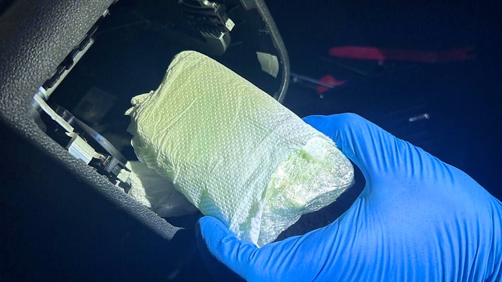 Zollbeamte beschlagnahmen Drogen bei Autoverlad im Wallis - Gallery. Ein Albaner hatte Kokain in der Mittelkonsole seines Autos versteckt.