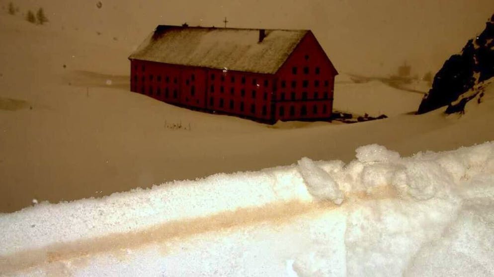 Am Freitag sind höhere Saharastaub-Konzentrationen zu erwarten - Gallery. Auf Schnee und Gletscher reduziert der Saharastaub (hier am Simplonpass) die Abstrahlung und beschleunigt damit das Abschmelzen.