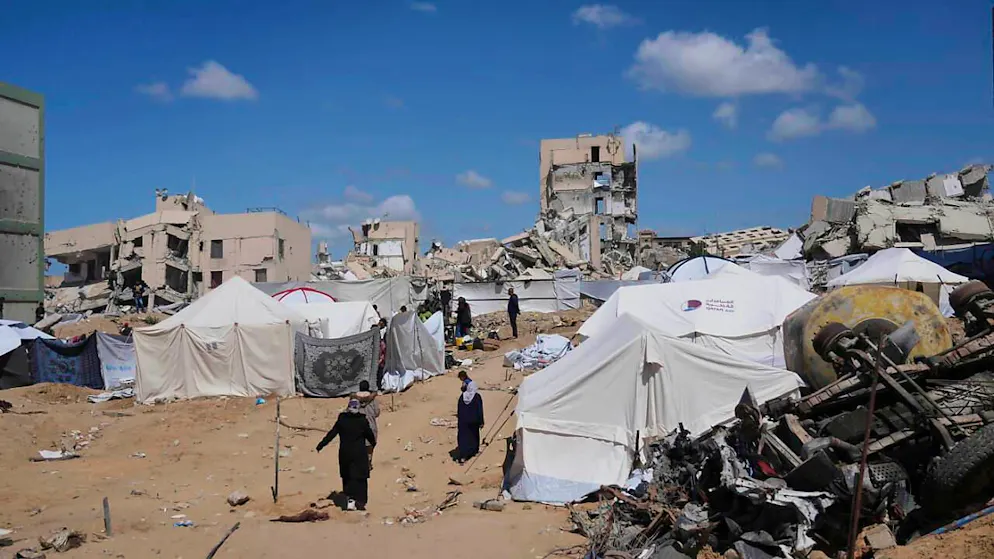 Vertriebene Palästinenser errichten einen Tag nach der erneuten israelischen Offensive Zelte neben dem indonesischen Krankenhaus im nördlichen Gazastreifen. Foto: Jehad Alshrafi/AP/dpa