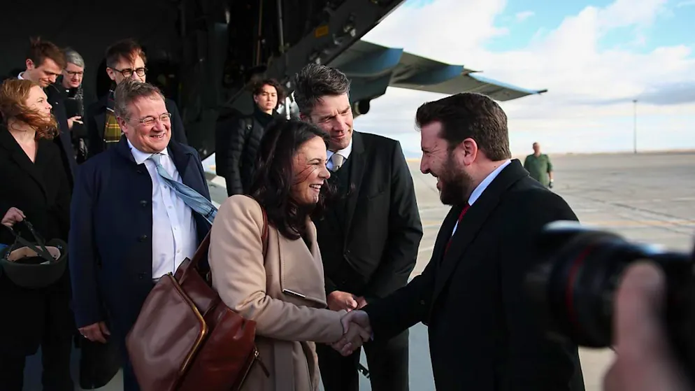 dpatopbilder - Annalena Baerbock (Bündnis 90/Die Grünen), Bundesaußenministerin, steigt aus einem Flugzeug der Luftwaffe und wird von Jassir al-Dschundi, Assistent des Außenministers für Europäische Abgelegenheiten in Damaskus begrüßt. Foto: Hannes P. Albert/dpa