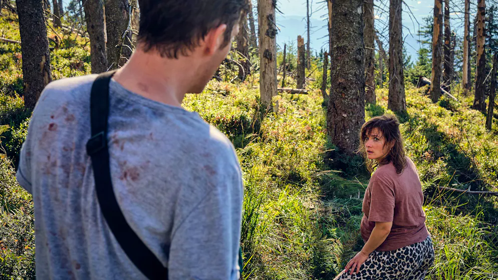 «Tatort» im Check: Gibt es die Schwarzwald-Seilbahn aus dem «Tatort» wirklich?. Die Flucht durch den Wald zusammen mit ihrem Mann Sven (Benjamin Lillie) ist sehr anstrengend für die hochschwangere Nina (Pina Bergemann).