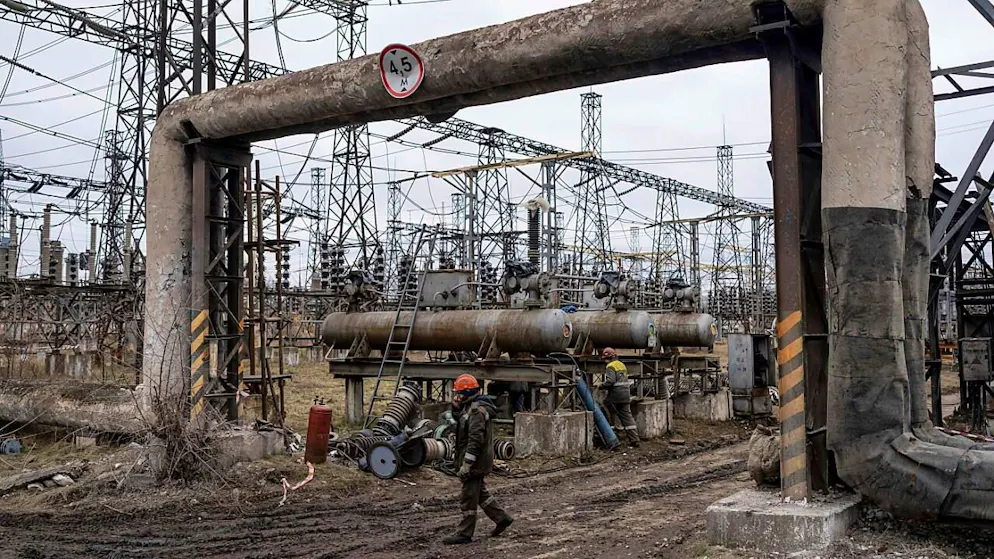 ARCHIV - Arbeiter in einem Kraftwerk versuchen, Schäden zu reparieren, die nach ukrainischen Angaben nach einem russischen Angriff entstanden sind. Die EU ermöglicht mit Erlösen aus eingefrorenem russischem Staatsvermögen Finanzhilfen für die Ukraine. Nun gibt es eine neue Auszahlung. Foto: Evgeniy Maloletka/AP/dpa