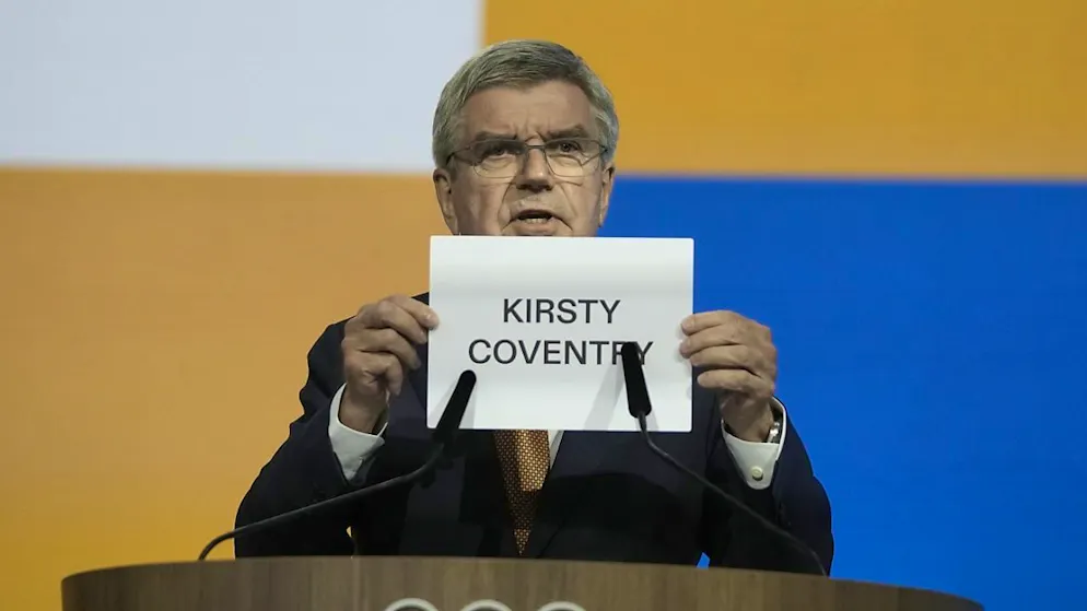 Der scheidende IOC-Präsident Thomas Bach verkündet seine Nachfolgerin.