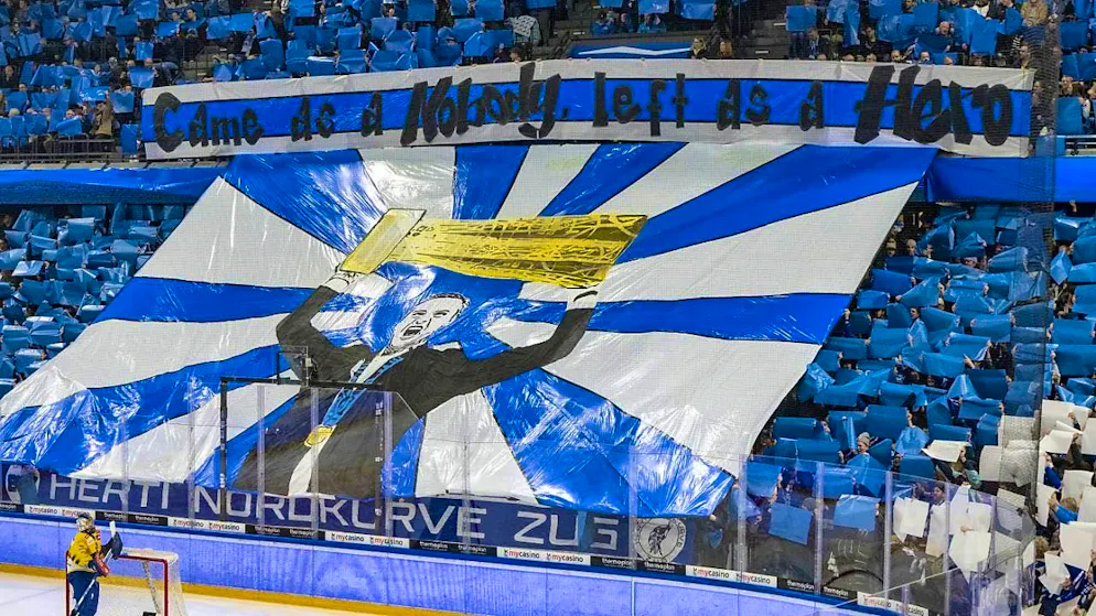 EV Zug fans celebrate head coach Dan Tangnes, who is leaving at the end of the season.