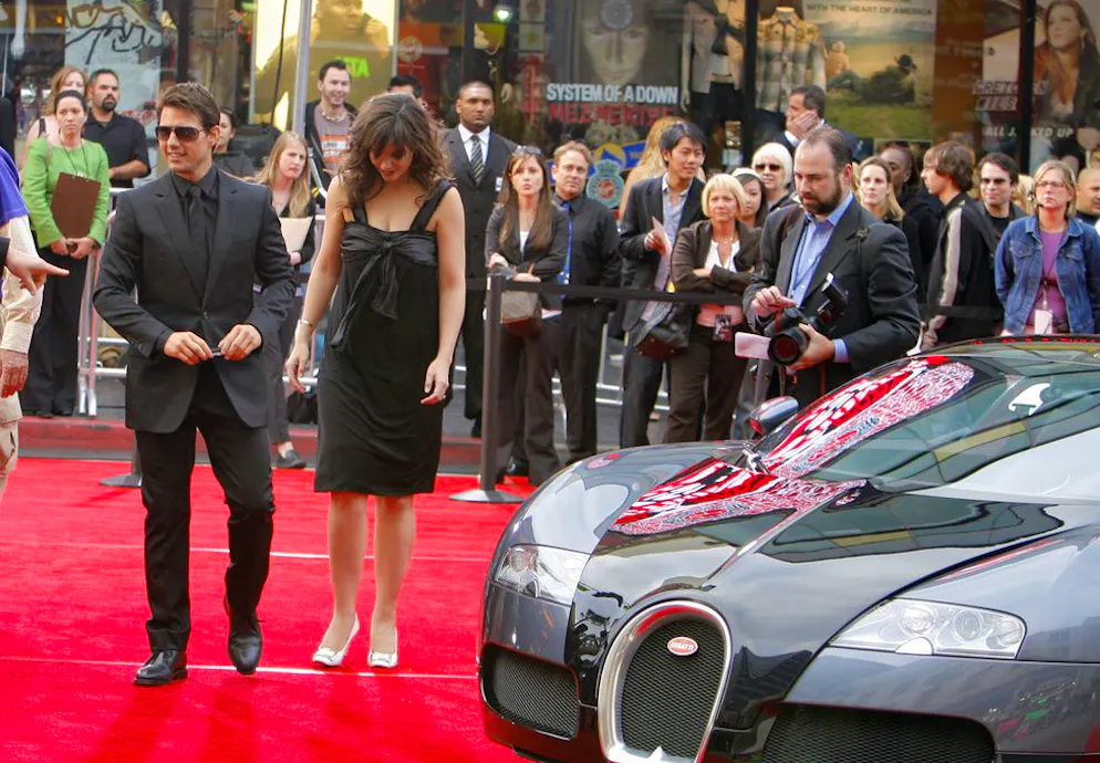 Tom Cruise und Katy Holmes an der Premiere von Mission Impossible 3, nachdem der Schauspieler den Kameras eine der längsten Türöffnungsszenen geboten hat. 