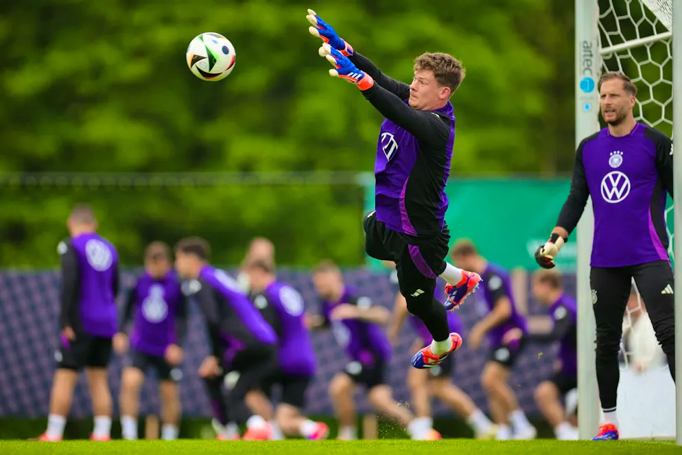 Alexander Nübel (l.) will have to stretch himself to replace Oliver Baumann. 