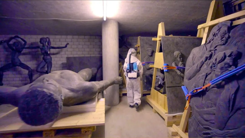 The legacy of Winterthur real estate king Stefanini comes to the movies - Gallery. People sorting through Bruno Stefanini's collection wear protective suits - because of the mold that contaminates the objects. The documentary "The Legacy of Bruno Stefanini" tells the story of this incident, among others.