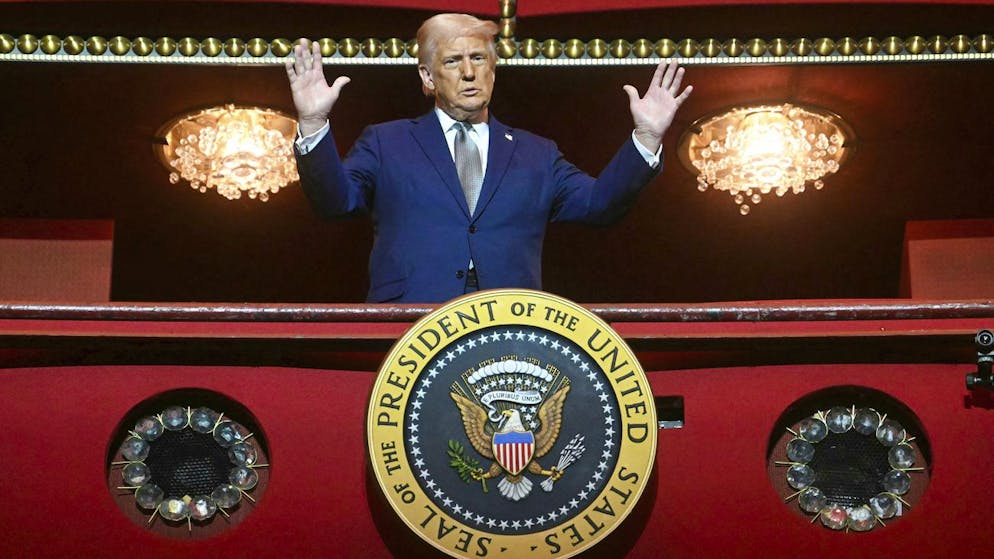 Donald Trumps erster Besuch im Kennedy Center in Washington: Der «Anti-woke-Kurs» des US-Präsidenten erstreckt sich auch auf die renommierte kulturelle Institution, die er unter seine Kontrolle gebracht hat. Es werde keine Drag-Shows und keine «antiamerikanische Propaganda» mehr geben, beschied er dem Volk.