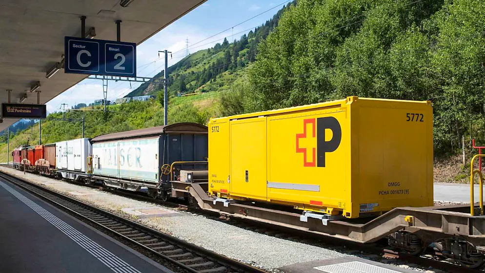 Die Zahl der alpenquerenden Güterzüge ging 2024 zurück. Erneut fuhren stattdessen zu viele Lastwagen über die Schweizer Berge. (Archivbild)